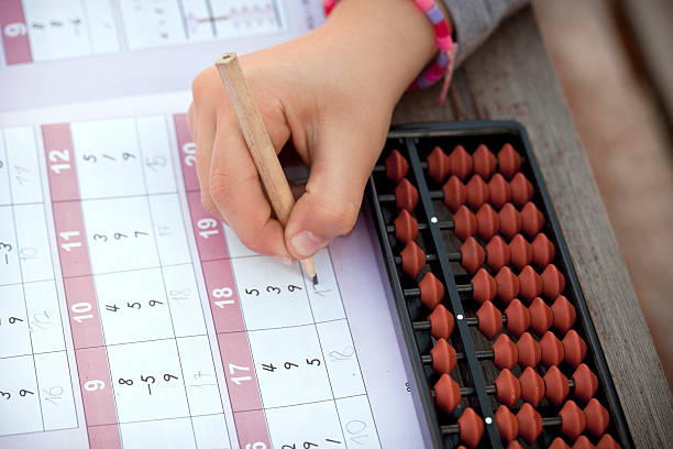 Mẹ châu Á kèm con học toán dù không giỏi toán